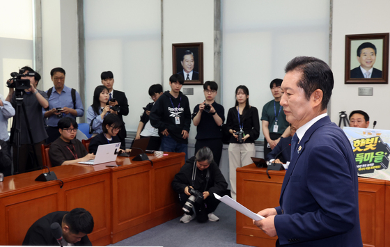 기자회견 발언 마치고 자리로 향하는 정청래 대표