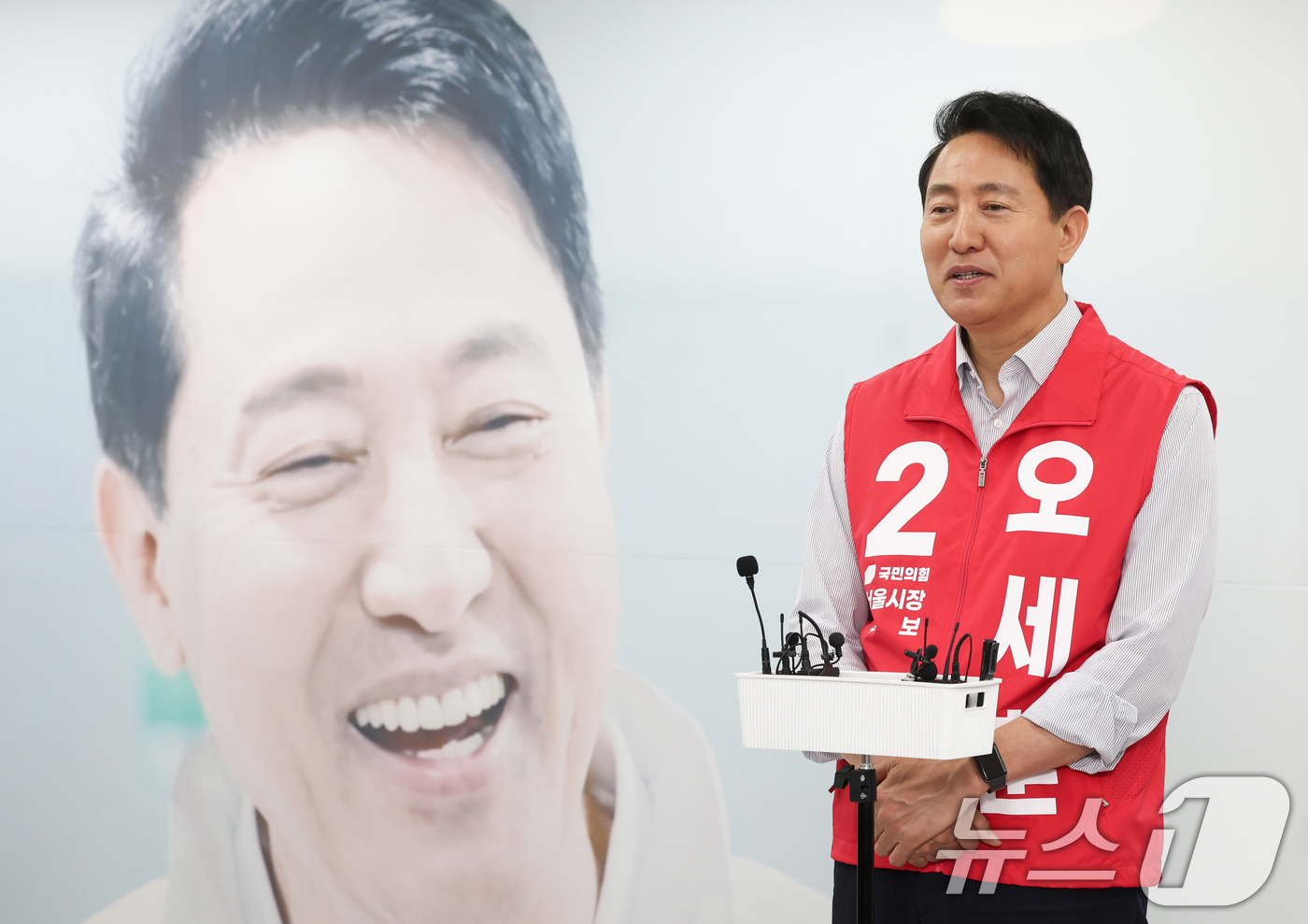 (서울=뉴스1) 임지훈 인턴기자 = 오세훈 국민의힘 서울시장 후보가 13일 오전 서울 종로구 선거사무소에서 ‘동네 상권이 살아야 서울의 경제가 탄탄해집니다’ 소상공인 공약 발표를 …