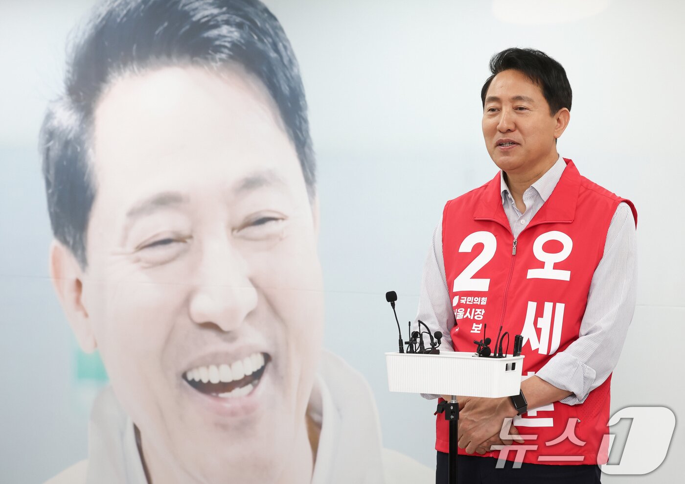 본문 이미지 - 오세훈 국민의힘 서울시장 후보가 13일 오전 서울 종로구 선거사무소에서 ‘동네 상권이 살아야 서울의 경제가 탄탄해집니다’ 소상공인 공약 발표를 마치고 취재진 질문에 답하고 있다. 2026.5.13 ⓒ 뉴스1 임지훈 인턴기자