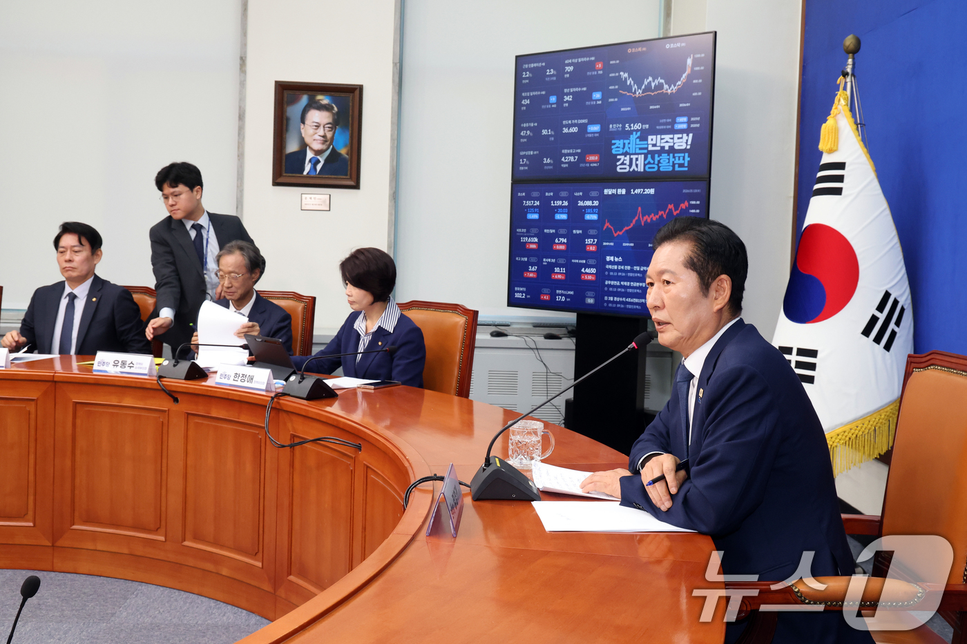 (서울=뉴스1) 황기선 기자 = 정청래 더불어민주당 대표가 6·3 지방선거를 21일 앞둔 13일 서울 여의도 국회에서 기자회견을 마치고 취재진 질문에 답하고 있다.  2026.5. …