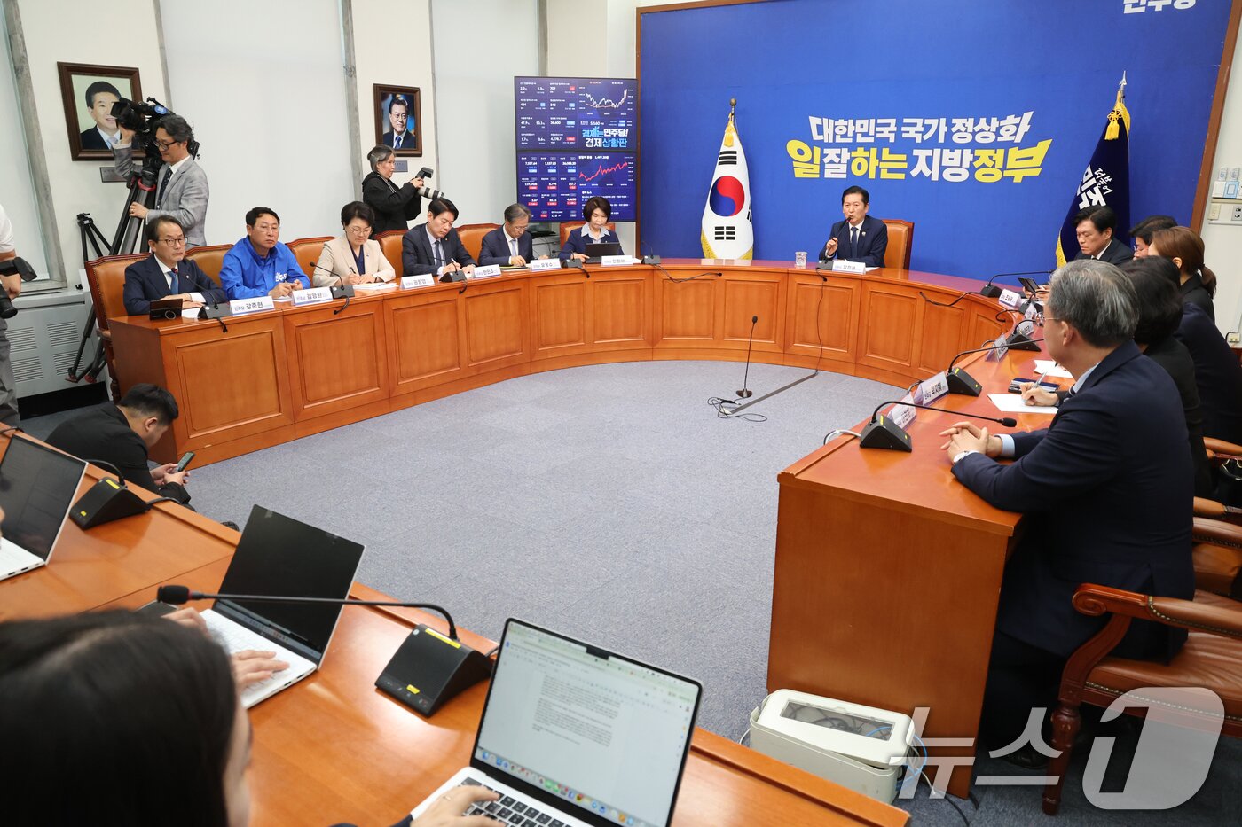 본문 이미지 - 정청래 더불어민주당 대표가 6·3 지방선거를 21일 앞둔 13일 서울 여의도 국회에서 기자회견을 마치고 취재진 질문에 답하고 있다. 2026.5.13 ⓒ 뉴스1 황기선 기자