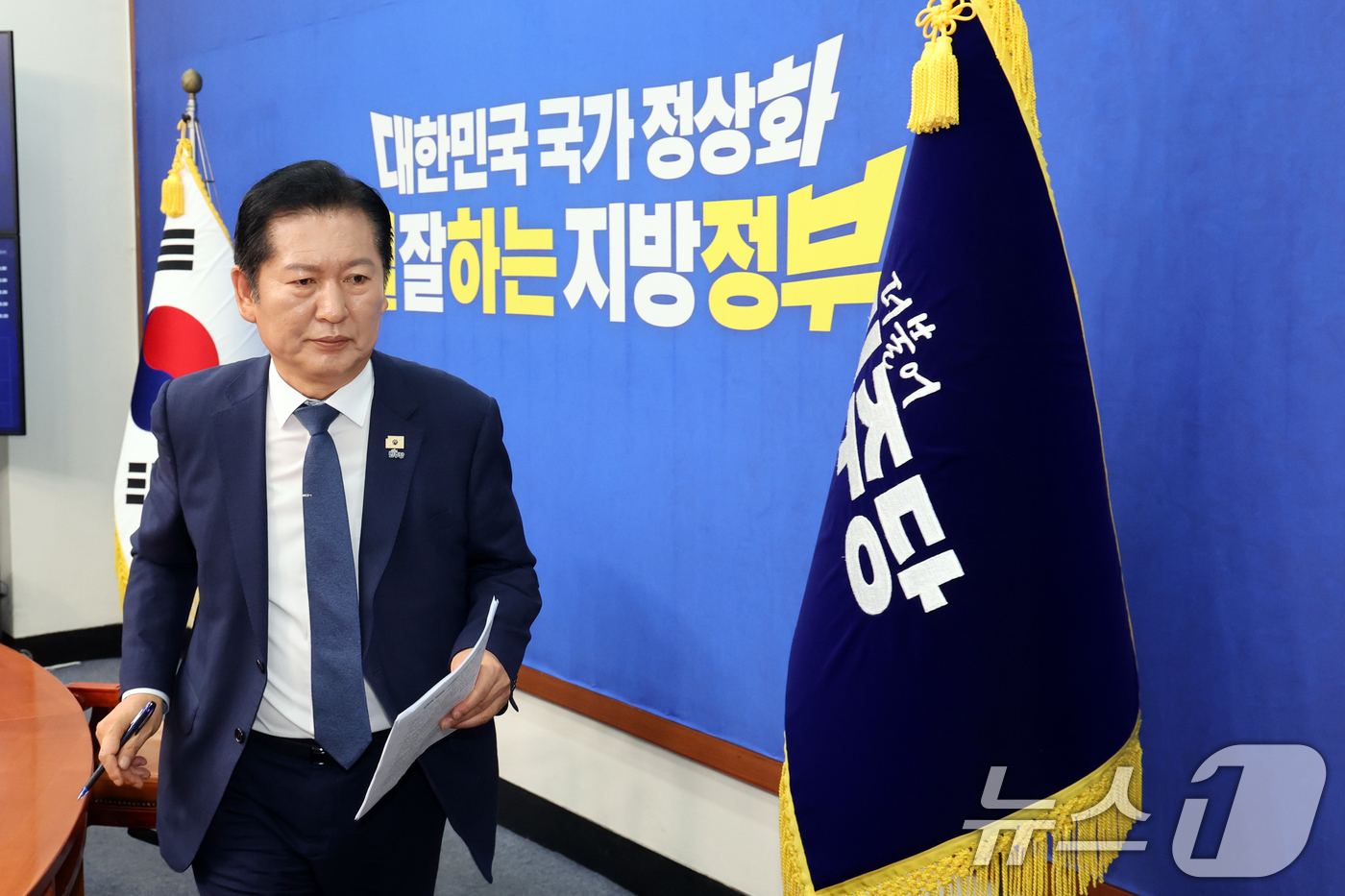 (서울=뉴스1) 황기선 기자 = 정청래 더불어민주당 대표가 6·3 지방선거를 21일 앞둔 13일 서울 여의도 국회에서 기자회견을 마치고 퇴장하고 있다.  2026.5.13/뉴스1