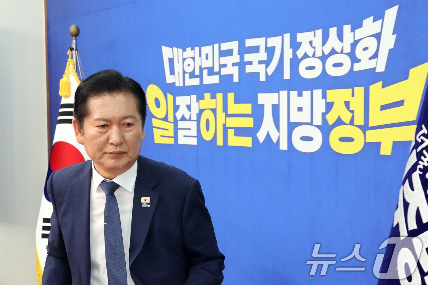 본문 이미지 - 정청래 더불어민주당 대표가 6·3 지방선거를 21일 앞둔 13일 서울 여의도 국회에서 기자회견을 마치고 퇴장하고 있다. 2026.5.13 ⓒ 뉴스1 황기선 기자