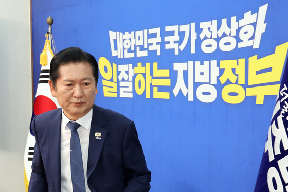 지방선거 관련 기자회견 마친 정청래 대표