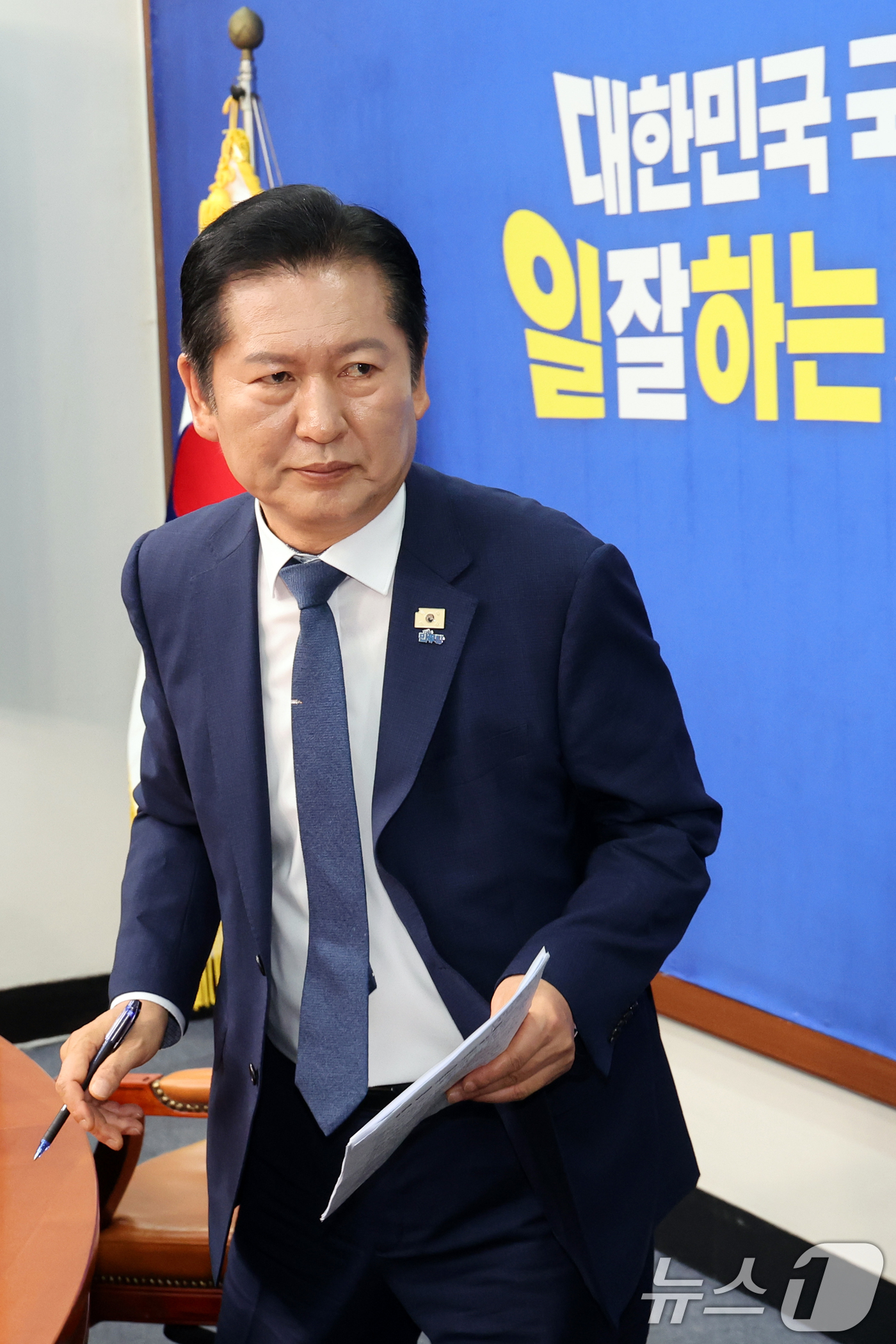 (서울=뉴스1) 황기선 기자 = 정청래 더불어민주당 대표가 6·3 지방선거를 21일 앞둔 13일 서울 여의도 국회에서 기자회견을 마치고 퇴장하고 있다.  2026.5.13/뉴스1