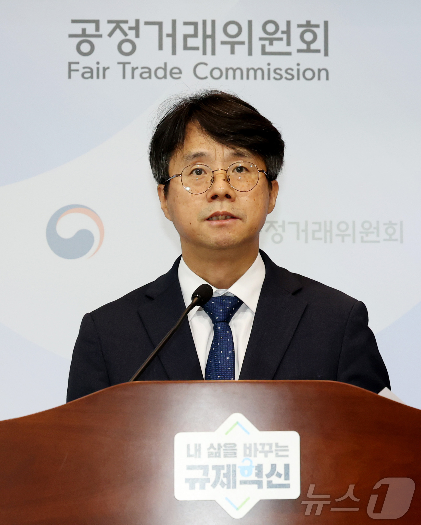 (세종=뉴스1) 김기남 기자 = 최영근 공정거래조정원장이 13일 세종시 정부세종청사에서 2025년도 분쟁조정 현황을 발표하고 있다.공정거래조정원에 접수된 분쟁조정 건수는 최근 3년 …
