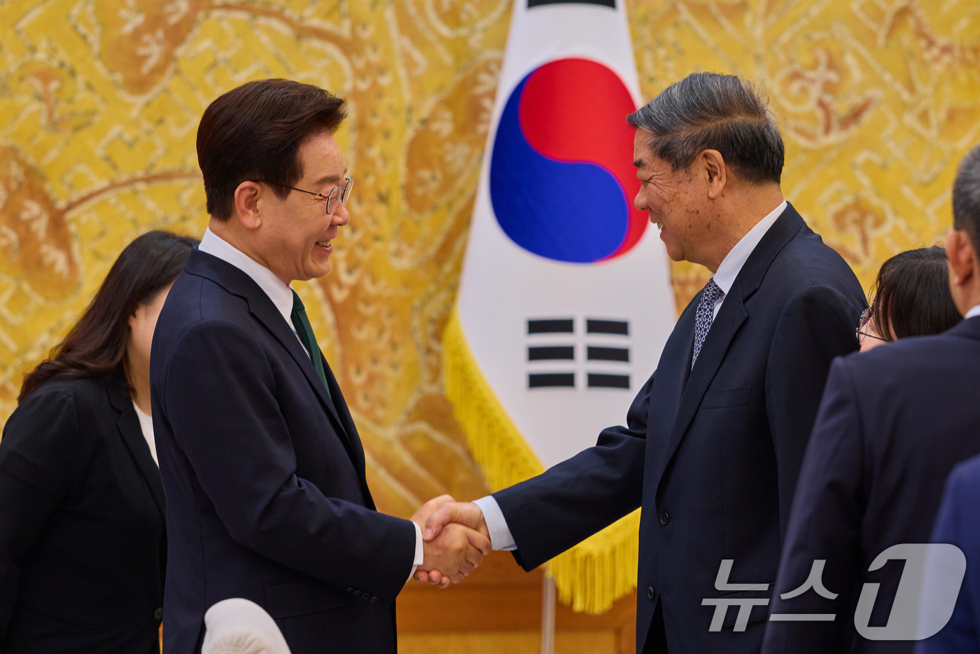 (서울=뉴스1) 허경 기자 = 이재명 대통령이 13일 청와대에서 허리펑 중국 국무원 부총리와 악수하고 있다. (청와대 제공. 재판매 및 DB 금지) 2026.5.13/뉴스1