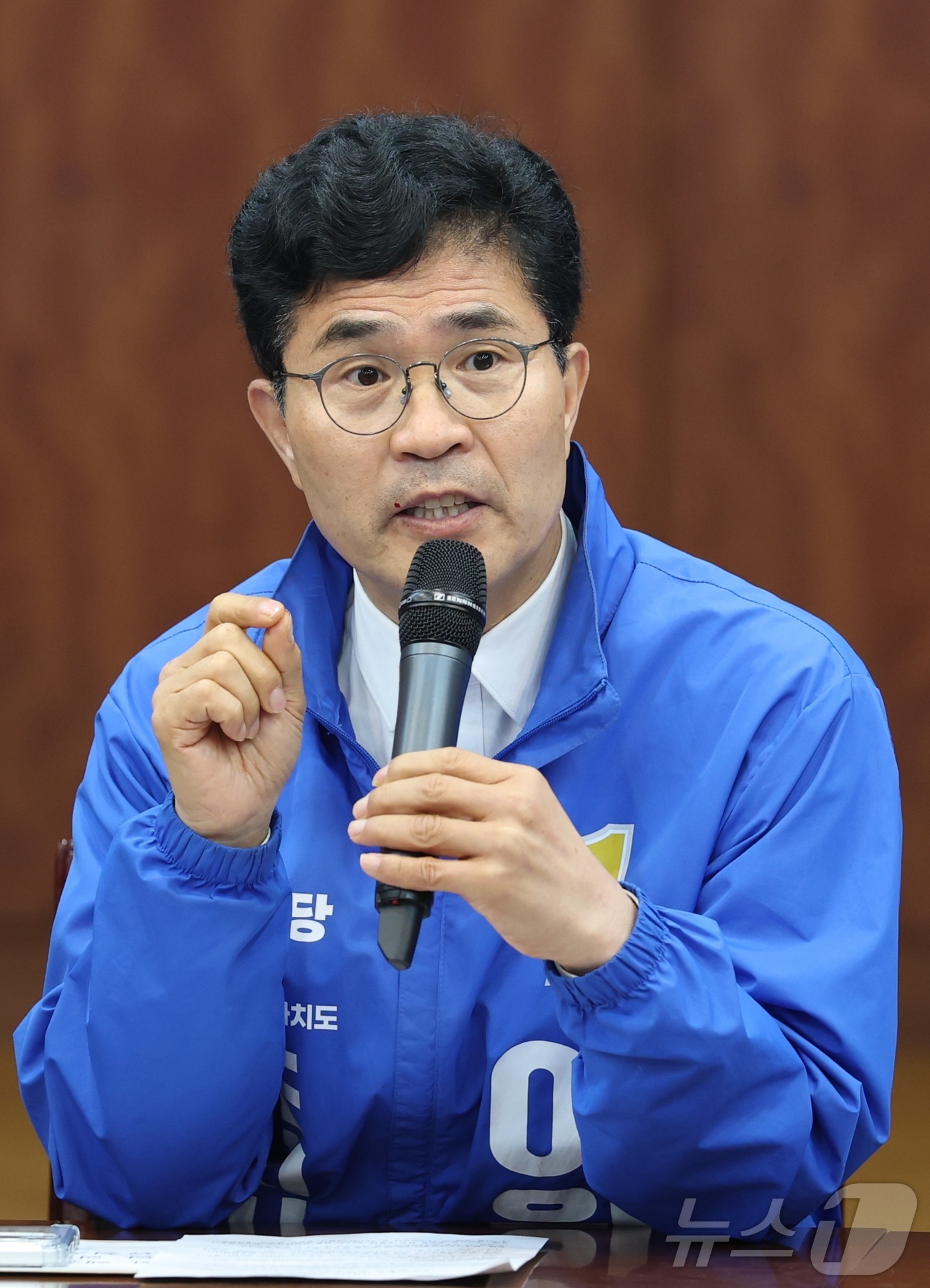 (김제=뉴스1) 유경석 기자 = 이원택 더불어민주당 전북도지사 예비후보가 13일 전북 김제시 새만금33센터에서 열린 새만금 비전 현장간담회에서 정책 건의를 하고 있다. 2026.5 …
