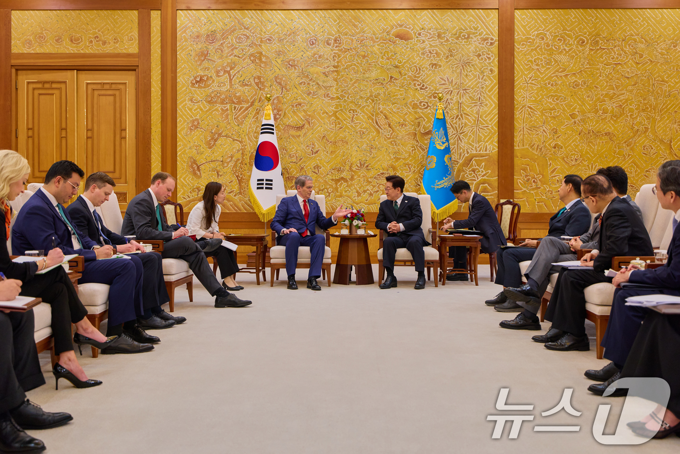 (서울=뉴스1) 허경 기자 = 이재명 대통령이 13일 청와대에서 스콧 베센트 미국 재무장관을 접견하고 있다. (청와대 제공. 재판매 및 DB 금지) 2026.5.13/뉴스1