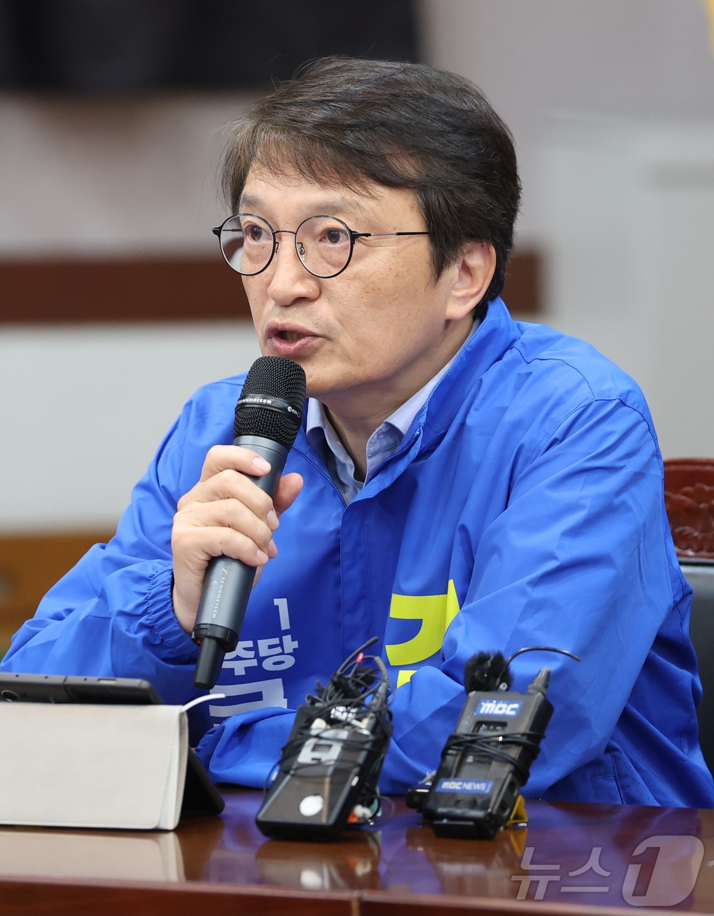 (김제=뉴스1) 유경석 기자 = 김의겸 더불어민주당 군산·김제·부안갑 후보가 13일 전북 김제시 새만금33센터에서 열린 새만금 비전 현장간담회에서 정책 건의를 하고 있다. 2026 …