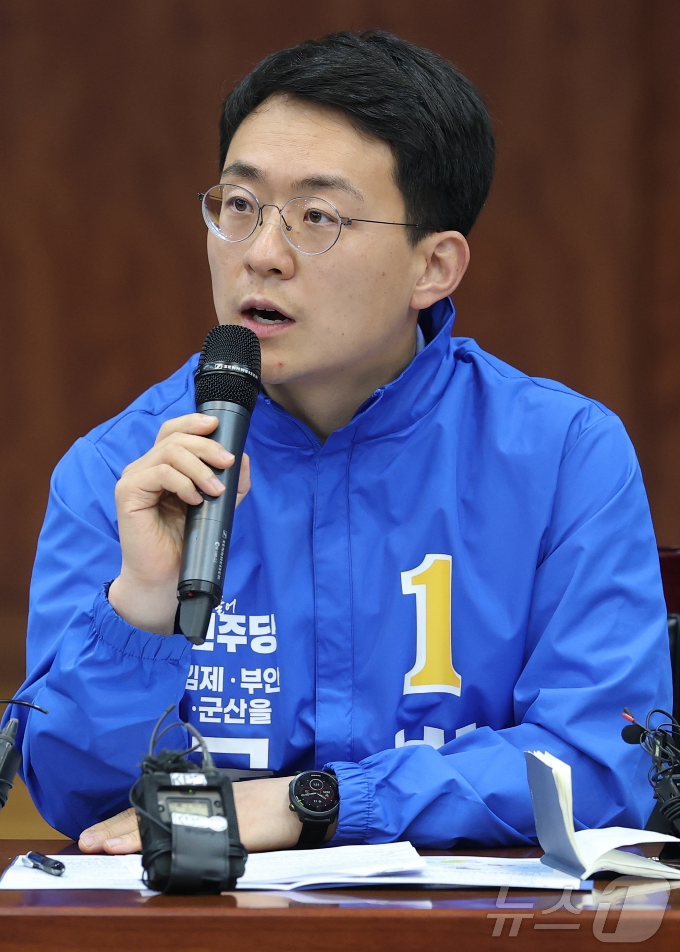(김제=뉴스1) 유경석 기자 = 박지원 더불어민주당 군산·김제·부안을 후보가 13일 전북 김제시 새만금33센터에서 열린 새만금 비전 현장간담회에서 정책 건의를 하고 있다. 2026 …