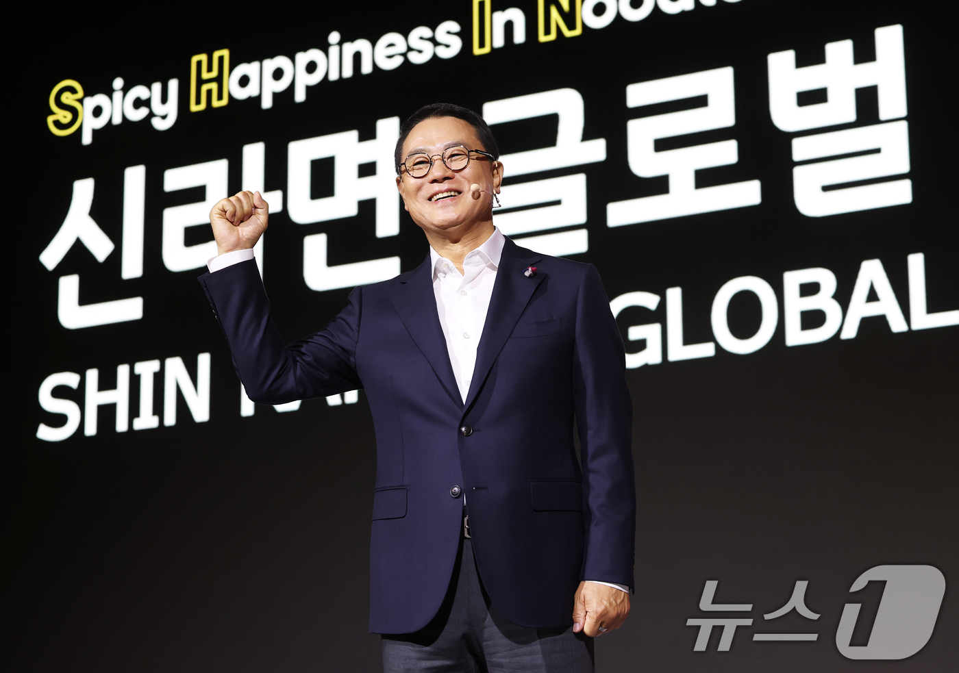 (서울=뉴스1) 오대일 기자 = 조용철 농심 대표가 13일 서울 중구 롯데호텔 크리스탈볼룸에서 열린 신라면 출시 40주년 기자간담회에서 취재진을 향해 포즈를 취하고 있다.조 대표는 …