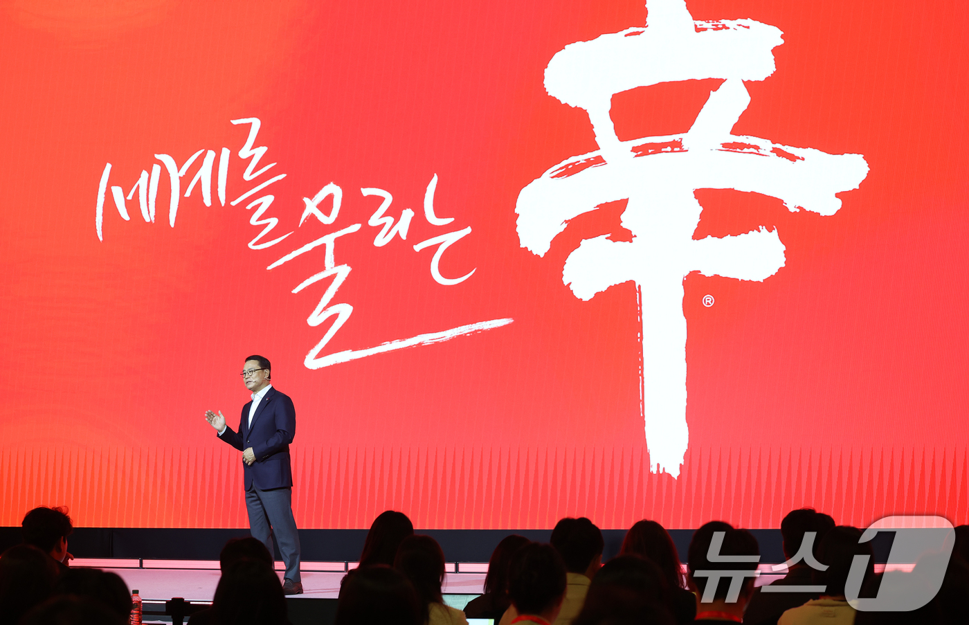 (서울=뉴스1) 오대일 기자 = 조용철 농심 대표가 13일 서울 중구 롯데호텔 크리스탈볼룸에서 열린 신라면 출시 40주년 기자간담회에서 인사말을 하고 있다.조 대표는 이 자리에서 …
