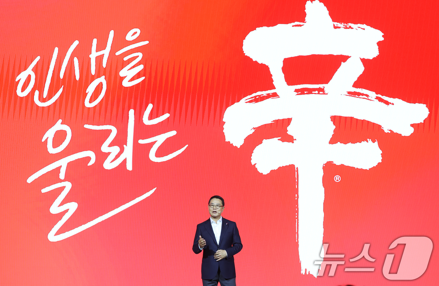 (서울=뉴스1) 오대일 기자 = 조용철 농심 대표가 13일 서울 중구 롯데호텔 크리스탈볼룸에서 열린 신라면 출시 40주년 기자간담회에서 인사말을 하고 있다.조 대표는 이 자리에서 …