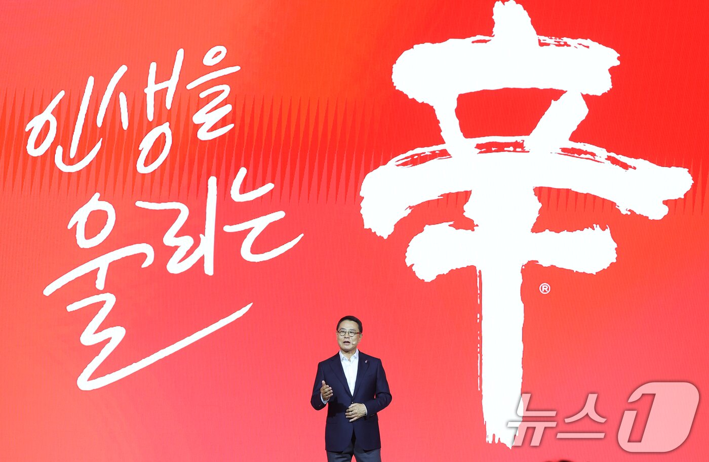 본문 이미지 - 조용철 농심 대표가 13일 서울 중구 롯데호텔 크리스탈볼룸에서 열린 신라면 출시 40주년 기자간담회에서 인사말을 하고 있다. 조 대표는 이 자리에서 "신라면 누적 매출 20조 원은 전 세계 소비자의 일상과 함께해왔음을 증명하는 기록＂이라며 ＂한국 매운맛의 대표로서 맛과 건강, 문화적 경험까지 아우르는 가치를 제공하겠다＂고 밝혔다. 2026.5.13 ⓒ 뉴스1 오대일 기자