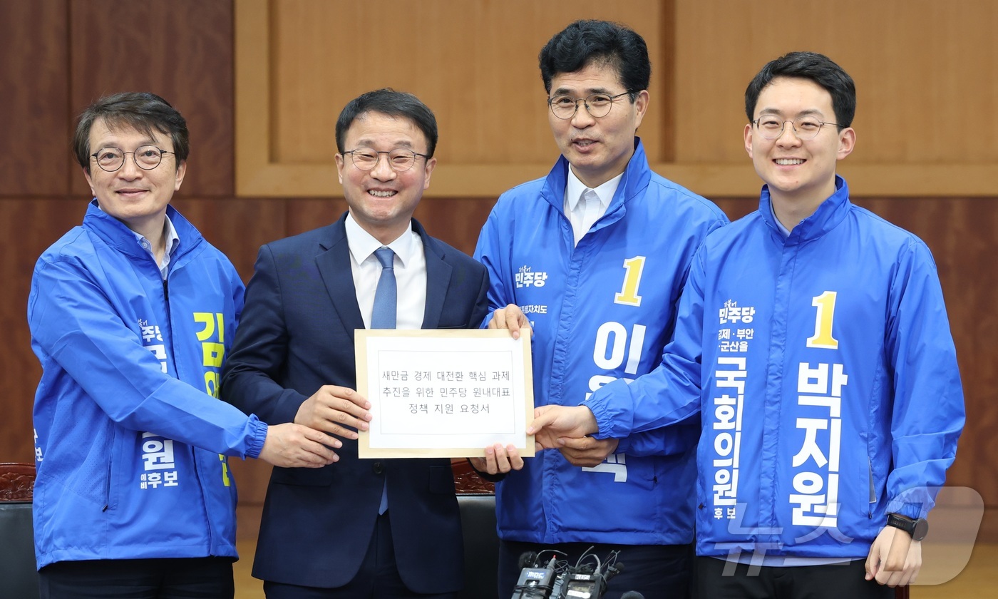 (김제=뉴스1) 유경석 기자 = 한병도 더불어민주당 원내대표(왼쪽 두번째)가 13일 전북 김제시 새만금33센터에서 열린 새만금 비전 현장간담회에서 지방선거 지역 후보들에게 정책지원 …