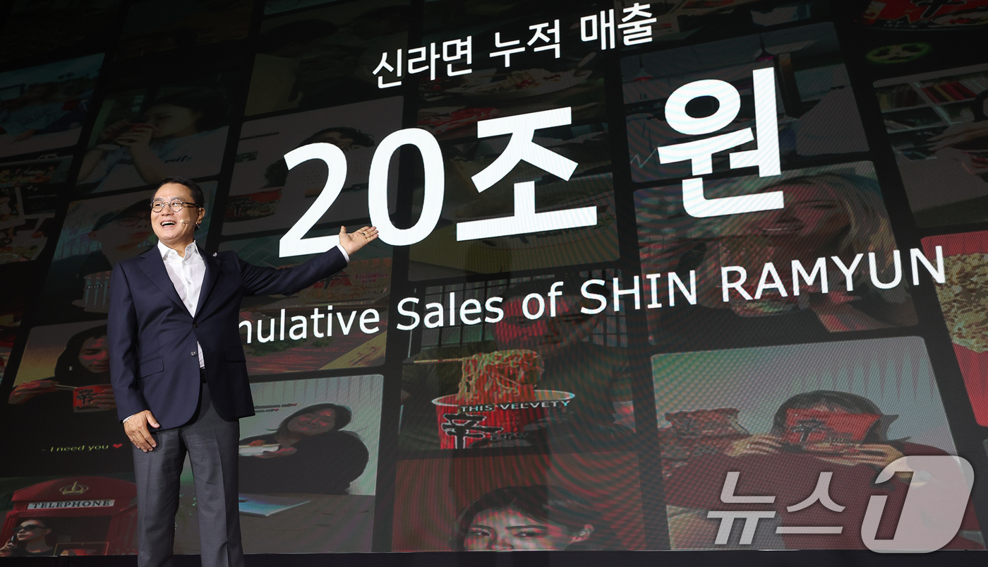 (서울=뉴스1) 오대일 기자 = 조용철 농심 대표가 13일 서울 중구 롯데호텔 크리스탈볼룸에서 열린 신라면 출시 40주년 기자간담회에서 인사말을 하고 있다.조 대표는 이 자리에서 …
