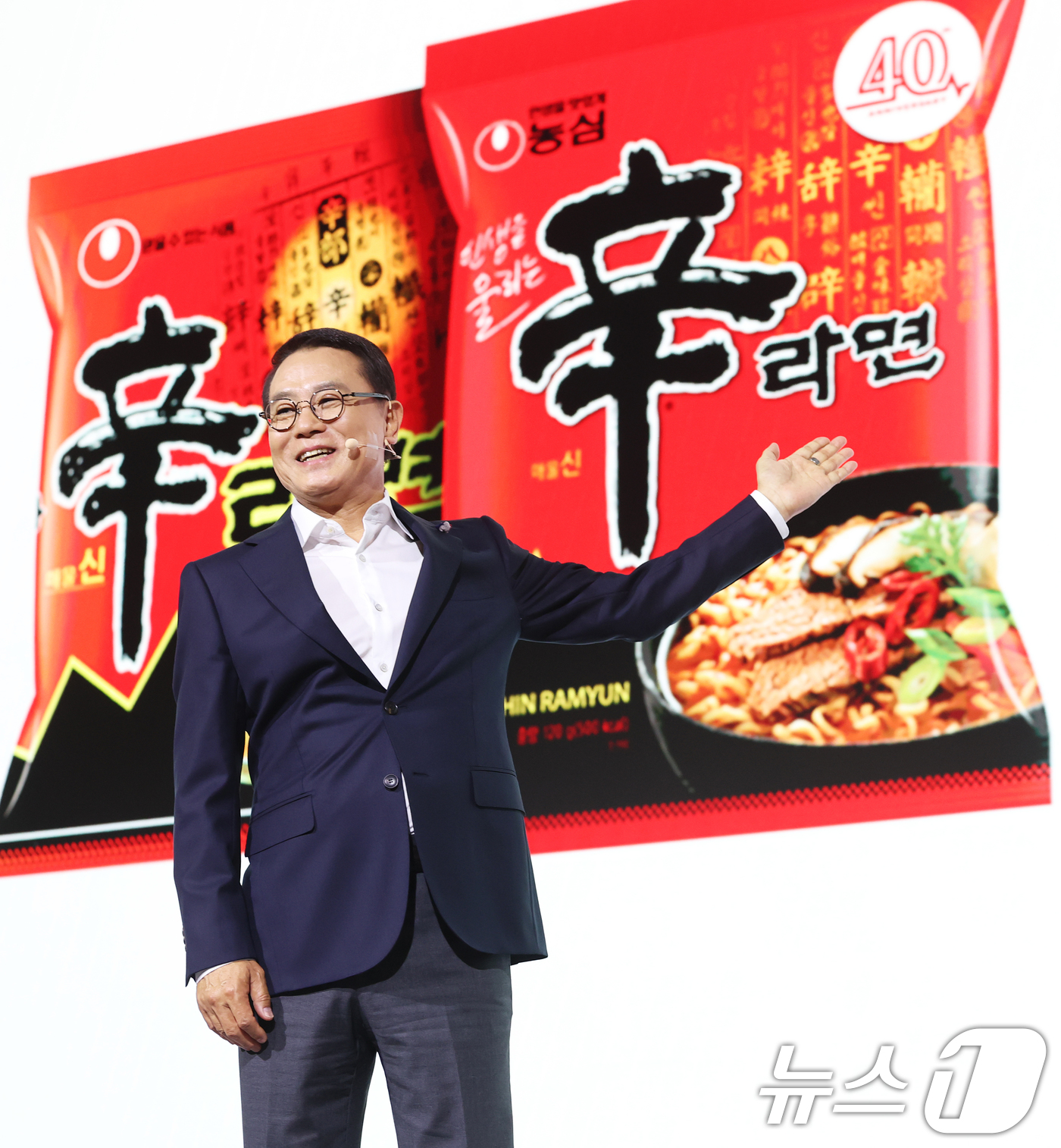 (서울=뉴스1) 오대일 기자 = 조용철 농심 대표가 13일 서울 중구 롯데호텔 크리스탈볼룸에서 열린 신라면 출시 40주년 기자간담회에서 취재진을 향해 포즈를 취하고 있다.조 대표는 …