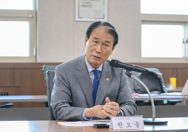 스벅 '탱크데이' 파장, 보훈부도 나섰다…"유감, 허위사실 모니터링"
