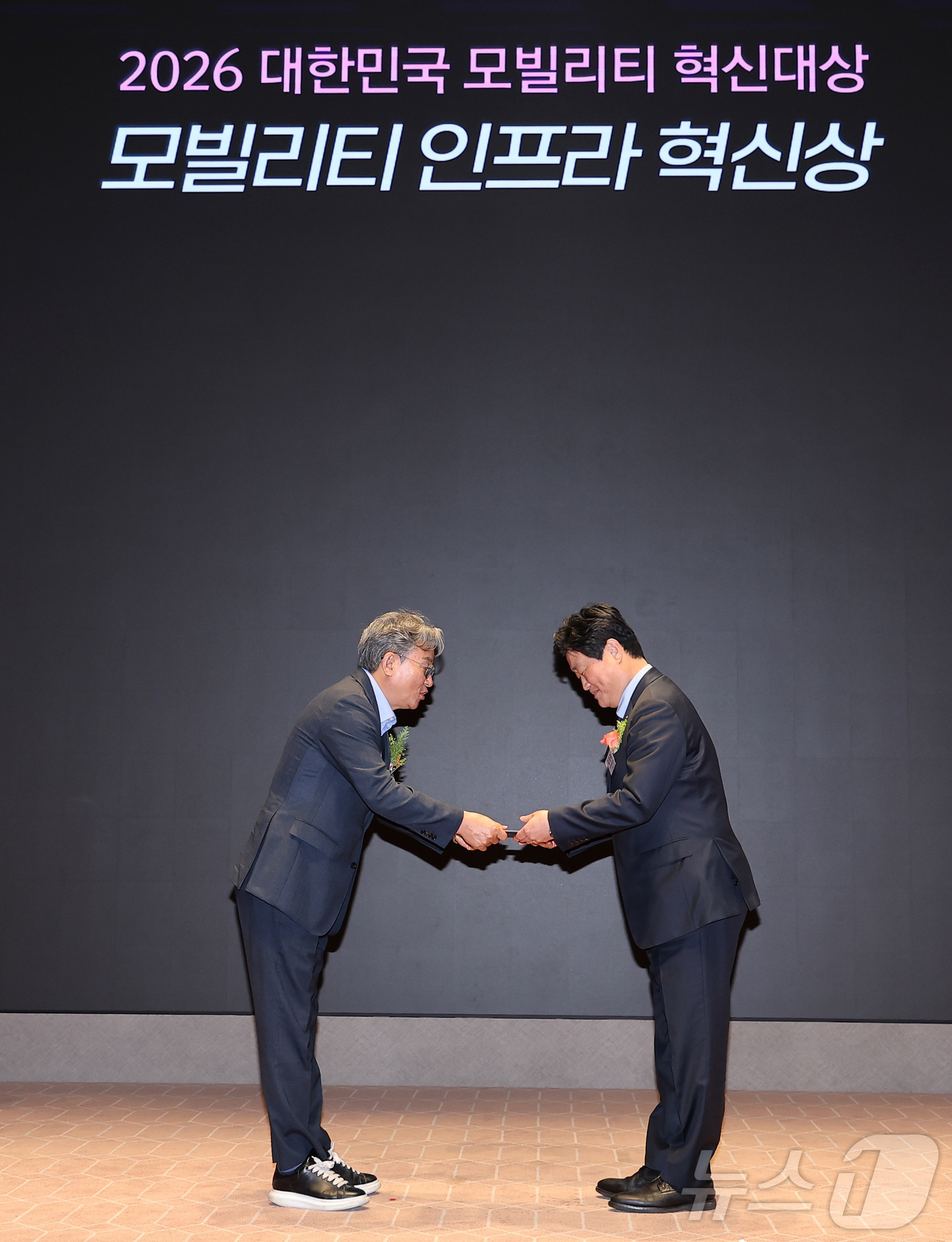 (서울=뉴스1) 김성진 기자 = 김정훈 대우건설 토목사업본부 상무가 13일 서울 영등포구 여의도 한국거래소 컨퍼런스홀에서 열린 '2026 대한민국 모빌리티 혁신대상'에서 손명수 국 …