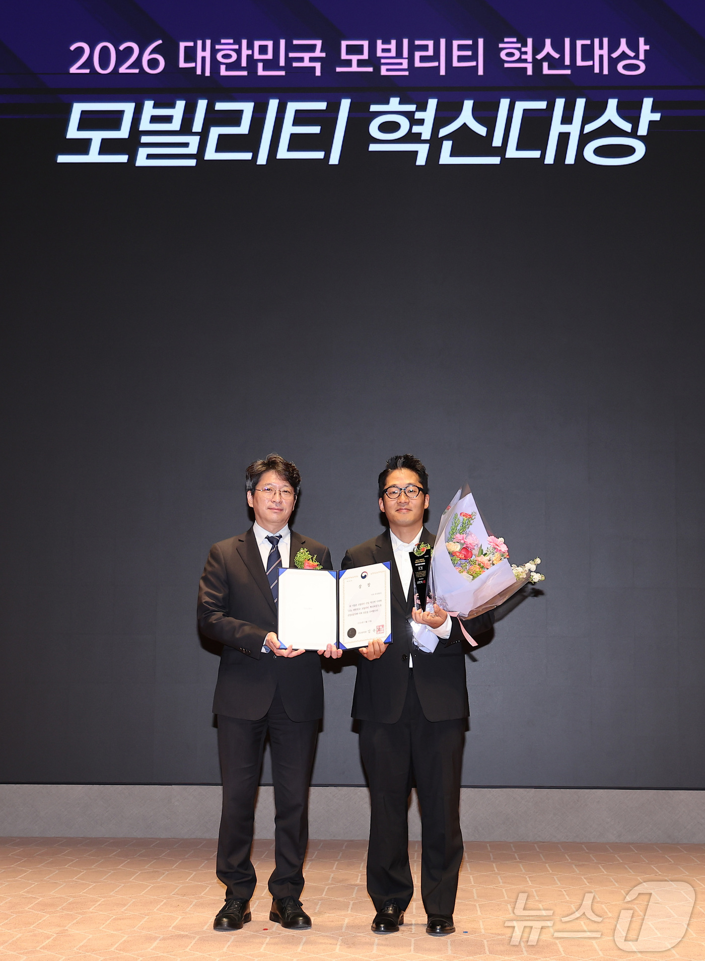 (서울=뉴스1) 김성진 기자 = 윤동수 기아 국내커뮤니케이션 팀장이 13일 서울 영등포구 여의도 한국거래소 컨퍼런스홀에서 열린 '2026 대한민국 모빌리티 혁신대상'에서 홍지선 국 …