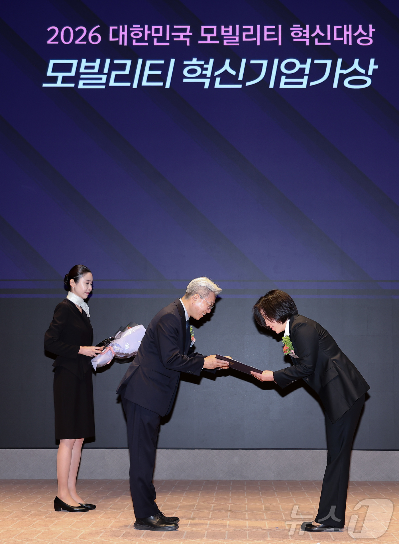(서울=뉴스1) 김성진 기자 = 김정현 우진산전 대표가 13일 서울 영등포구 여의도 한국거래소 컨퍼런스홀에서 열린 '2026 대한민국 모빌리티 혁신대상'에서 이영섭 뉴스1 대표이사 …