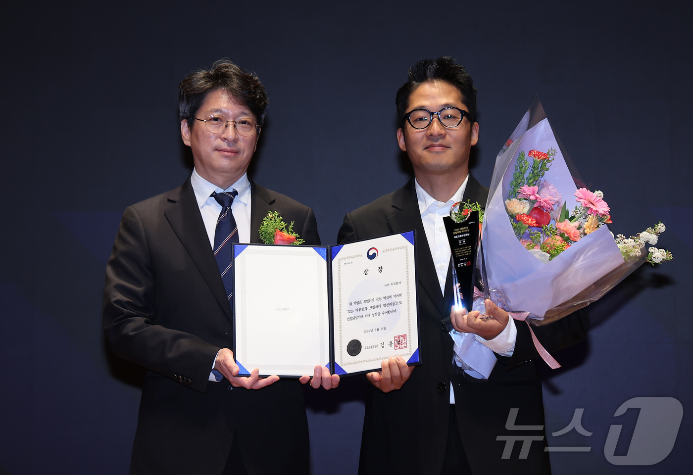 (서울=뉴스1) 김성진 기자 = 윤동수 기아 국내커뮤니케이션 팀장이 13일 서울 영등포구 여의도 한국거래소 컨퍼런스홀에서 열린 '2026 대한민국 모빌리티 혁신대상'에서 홍지선 국 …