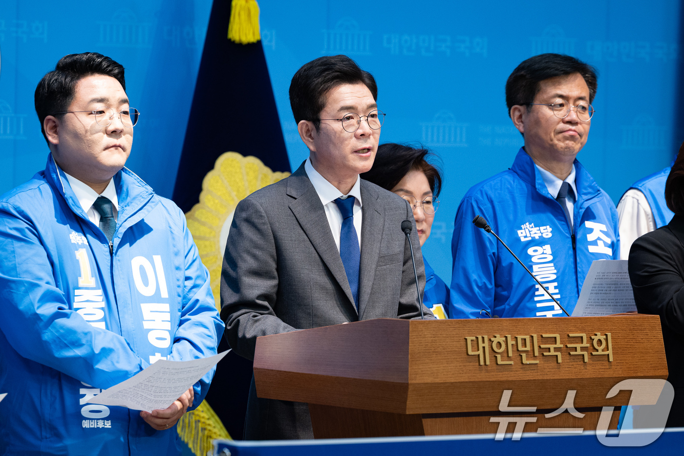 (서울=뉴스1) 유승관 기자 = 정원오 더불어민주당 서울시장 후보와 서울 구청장 후보들이 13일 서울 여의도 국회 소통관에서 소득 없는 1주택자 재산세 감면 공약 발표 기자회견을 …