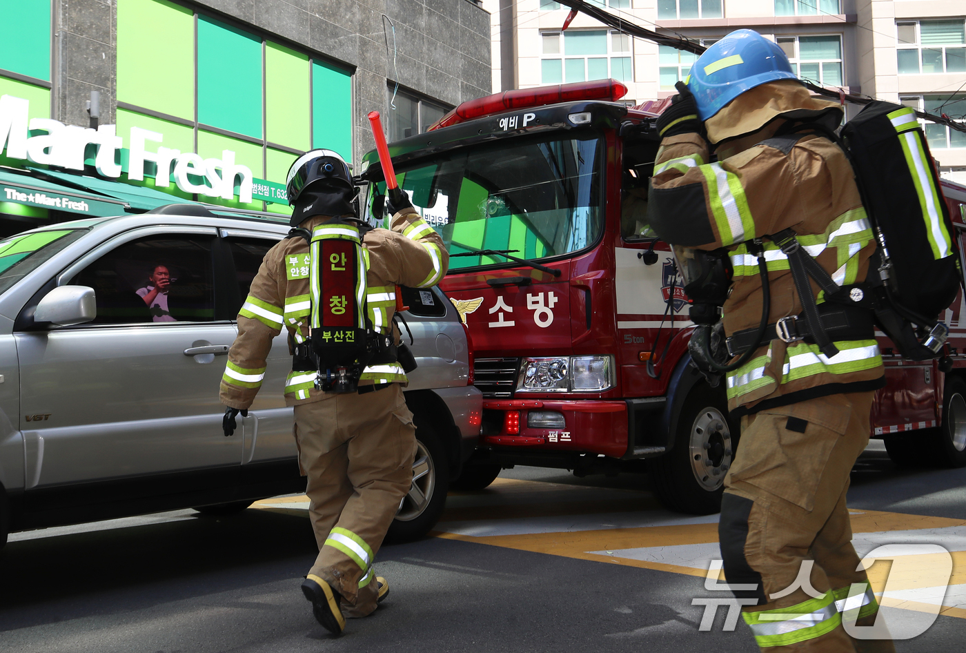 (부산=뉴스1) 윤일지 기자 = 부산소방재난본부가 13일 부산 부산진구 한 아파트 인근 이면도로에서 긴급출동 통행 방해차량 강제처분 훈련을 하고 있다. 2026.5.13/뉴스1