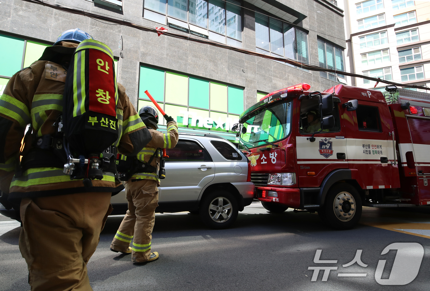 (부산=뉴스1) 윤일지 기자 = 부산소방재난본부가 13일 부산 부산진구 한 아파트 인근 이면도로에서 긴급출동 통행 방해차량 강제처분 훈련을 하고 있다. 2026.5.13/뉴스1