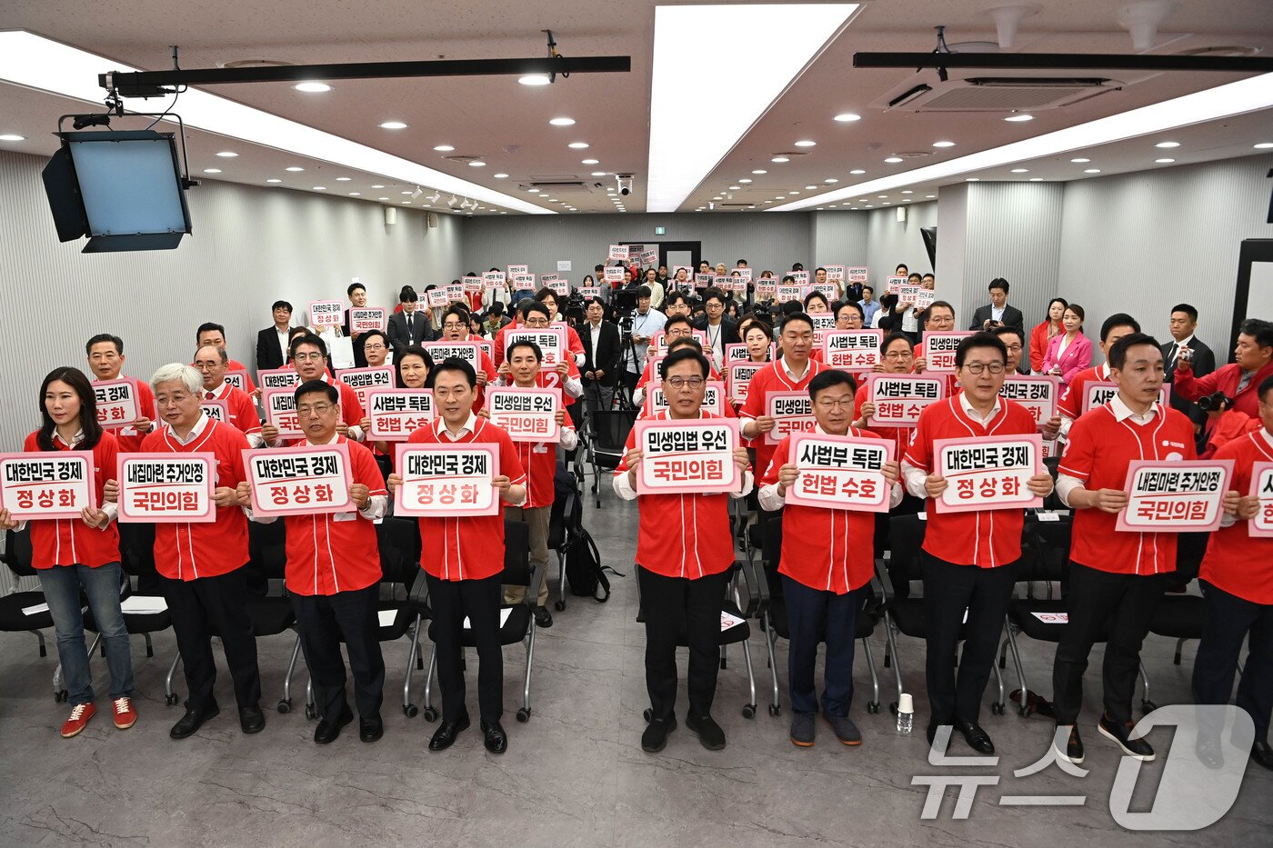 본문 이미지 - 장동혁 국민의힘 대표를 비롯한 의원들이 13일 오전 서울 여의도 중앙당사에서 열린 '국민무시 심판 공소취소 저지 국민선거대책위원회' 출범식에서 퍼포먼스를 하고 있다. (공동취재) 2026.5.13 ⓒ 뉴스1 신웅수 기자