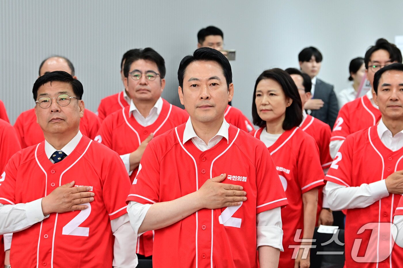 본문 이미지 - 장동혁 국민의힘 대표를 비롯한 의원들이 13일 오전 서울 여의도 중앙당사에서 열린 '국민무시 심판 공소취소 저지 국민선거대책위원회' 출범식에서 국민의례를 하고 있다. (공동취재) 2026.5.13 ⓒ 뉴스1 신웅수 기자