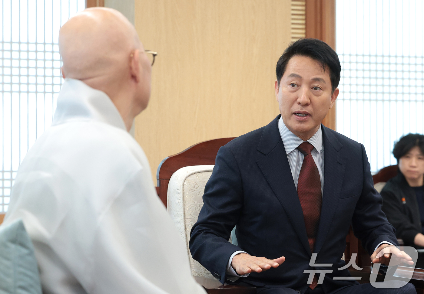 (서울=뉴스1) 권현진 기자 = 오세훈 국민의 힘 서울시장 후보가 13일 서울 종로구 조계사를 방문해 대한불교조계종 총무원장 진우스님을 예방하고 있다. 2026.5.13/뉴스1