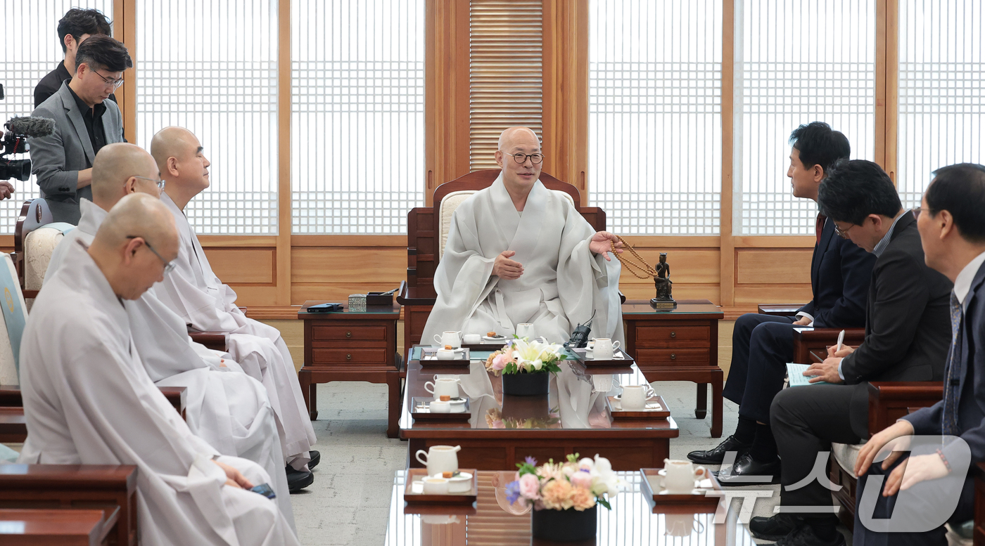 (서울=뉴스1) 권현진 기자 = 오세훈 국민의 힘 서울시장 후보가 13일 서울 종로구 조계사를 방문해 대한불교조계종 총무원장 진우스님을 예방하고 있다. 2026.5.13/뉴스1