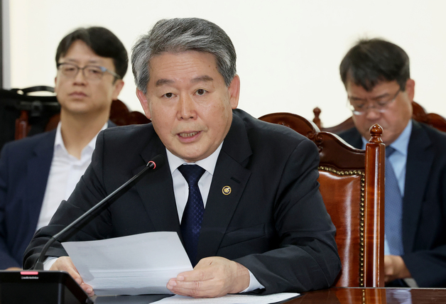 인삿말 하는 김경협 재외동포청장
