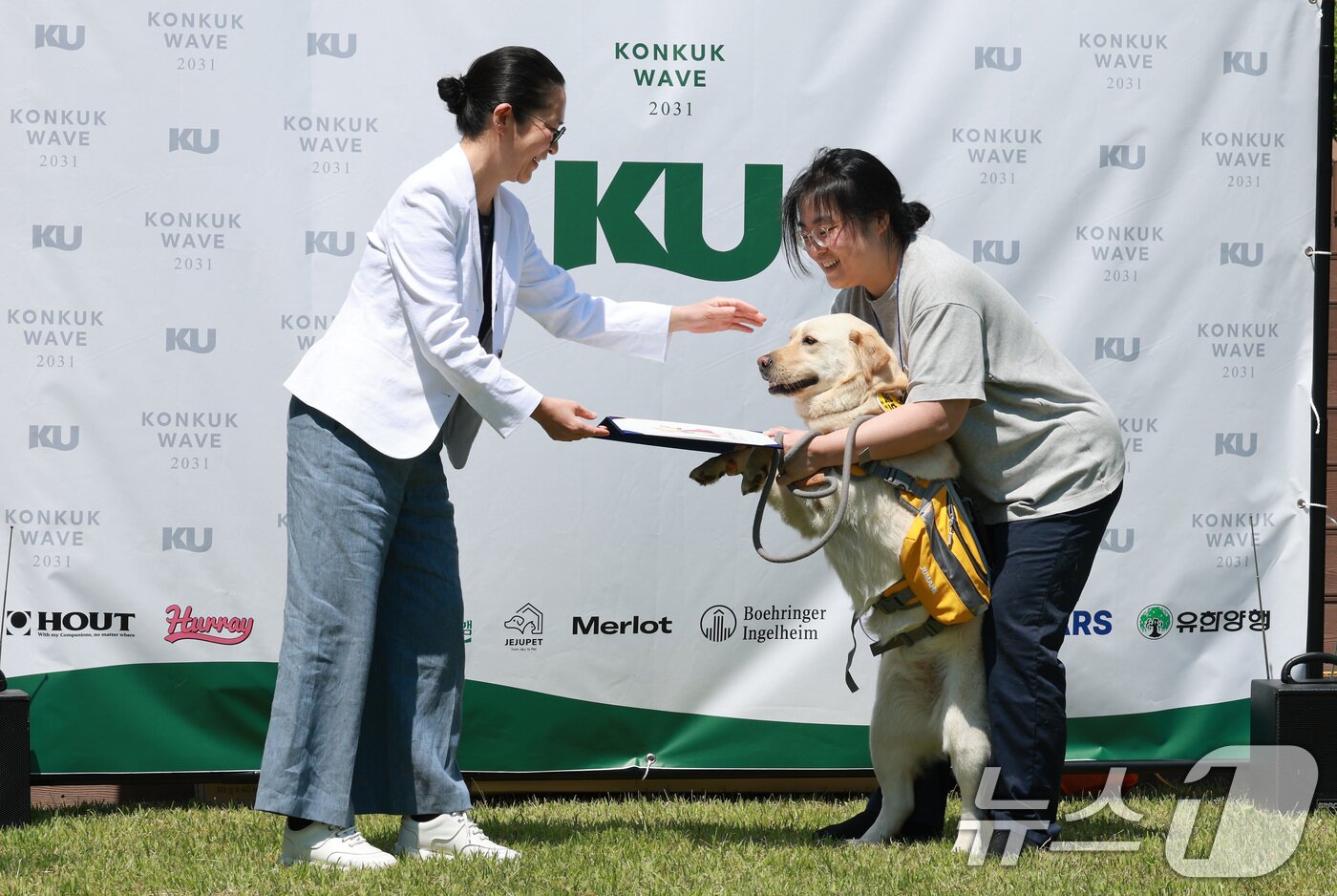 본문 이미지 - 13일 서울 광진구 건국대학교 서울캠퍼스에서 열린 건국대학교 동물병원 KU아임도그너 헌혈센터(한현정 센터장) 개소 5년 기념 '헌혈 영웅, 고마워요' 행사에서 최다헌혈견 '복회'가 생명나눔상울 수상하고 있다. 2026.5.13 ⓒ 뉴스1 임세영 기자