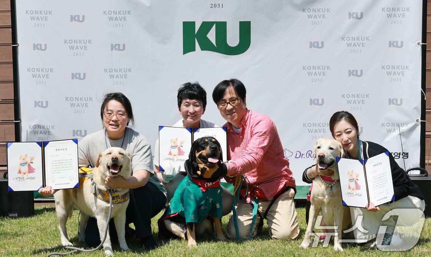 본문 이미지 - 13일 서울 광진구 건국대학교 서울캠퍼스에서 열린 건국대학교 동물병원 KU아임도그너 헌혈센터(한현정 센터장) 개소 5년 기념 '헌혈 영웅, 고마워요' 행사에서 헌혈 영웅 헌혈견들이 기념촬영을 하고 있다. 왼쪽부터 생명나눔상 수상한 최다헌혈견 '복회', 생명수호상 수상한 희귀 혈액형 보유 헌혈견 '순돌이', 9살 은퇴시점까지 헌혈에 참여해 명예은퇴상 수상한 헌혈견 '트리'. 2026.5.13 ⓒ 뉴스1 임세영 기자