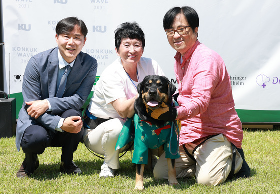건국대 동물병원 헌혈센터 생명수호상 수상하는 헌혈견 '순돌이'