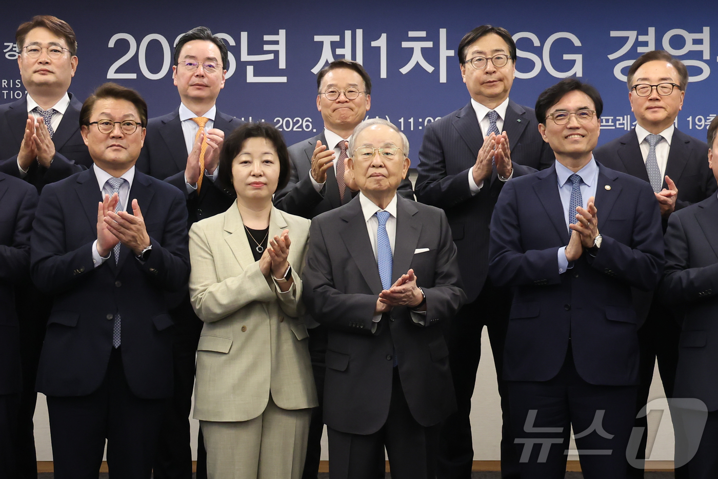 (서울=뉴스1) 이종수 인턴기자 = 손경식 한국경영자총협회 회장과 권창준 고용노동부 차관, 기업 관계자들이 13일 서울 중구 한국프레스센터에서 열린 ‘2026 제1차 ESG 경영위 …