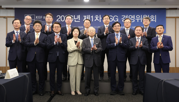 기념촬영하는 손경식 경총 회장과 참석자들