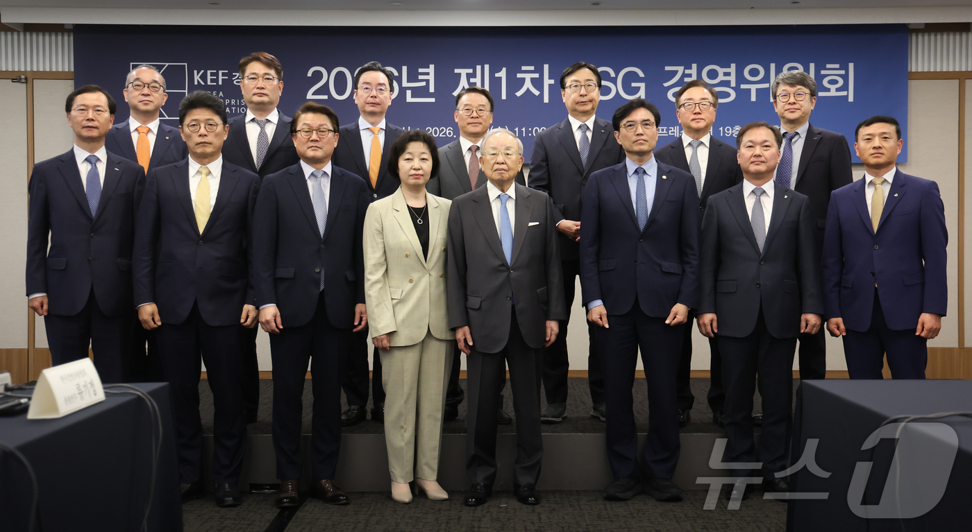 (서울=뉴스1) 이종수 인턴기자 = 손경식 한국경영자총협회 회장과 권창준 고용노동부 차관, 기업 관계자들이 13일 서울 중구 한국프레스센터에서 열린 ‘2026 제1차 ESG 경영위 …