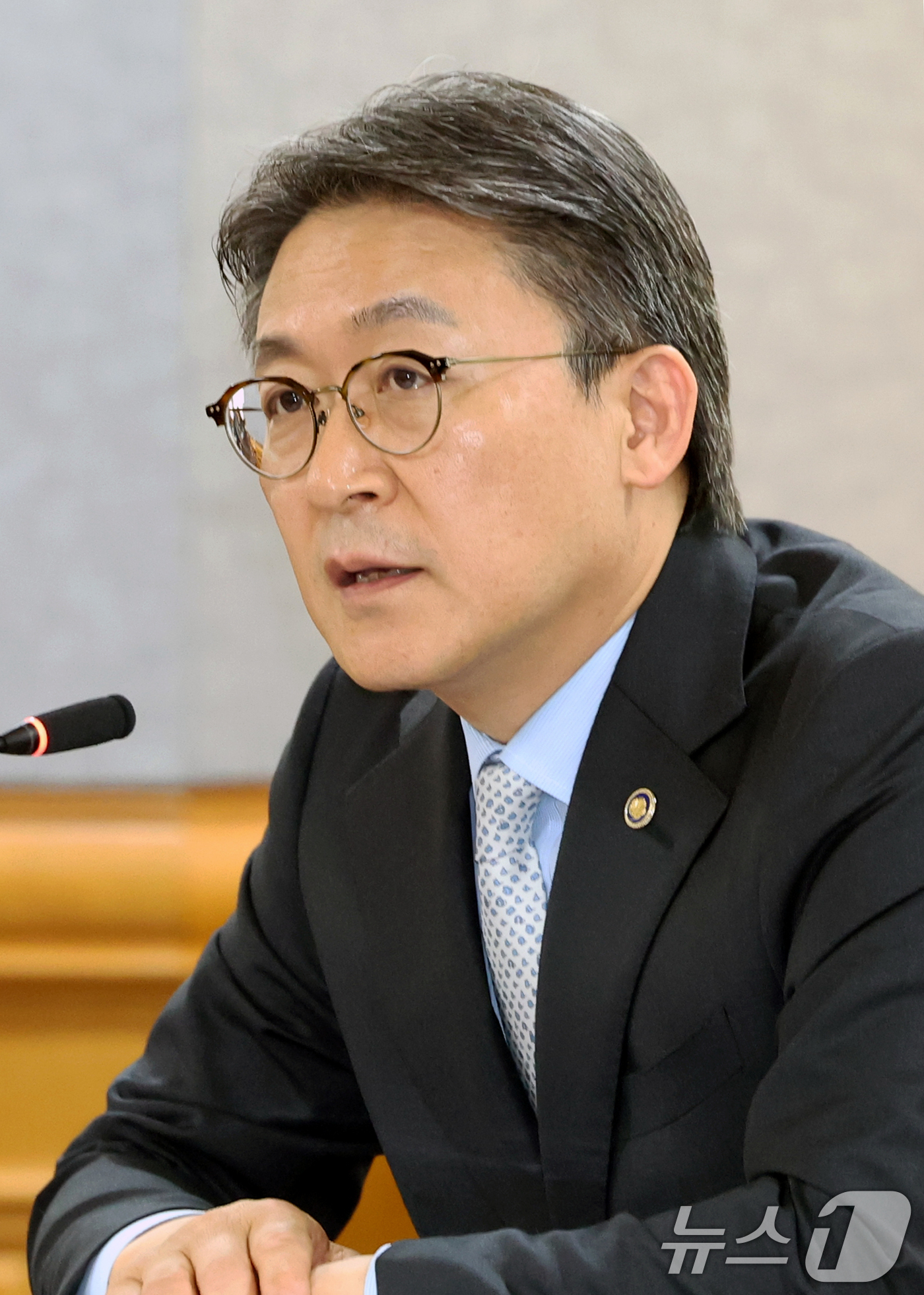(서울=뉴스1) 조연우 인턴기자 = 권대영 금융위원회 부위원장이 13일 오전 서울 중구 은행회관에서 열린 디지털 영사인증 금융위임장 업무협약식에서 발언하고 있다. 2026.5.13 …