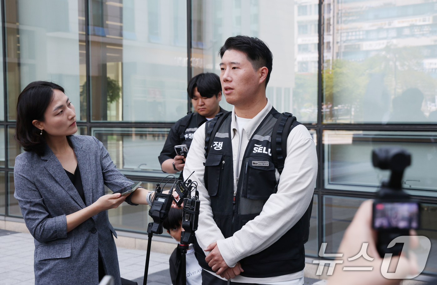 (수원=뉴스1) 김영운 기자 = 최승호 초기업노조 삼성전자지부 위원장이 13일 경기 수원시 영통구 수원지방법원에서 열린 삼성전자 노조 위법 쟁의행위 금지 가처분 신청 2차 심문을 …