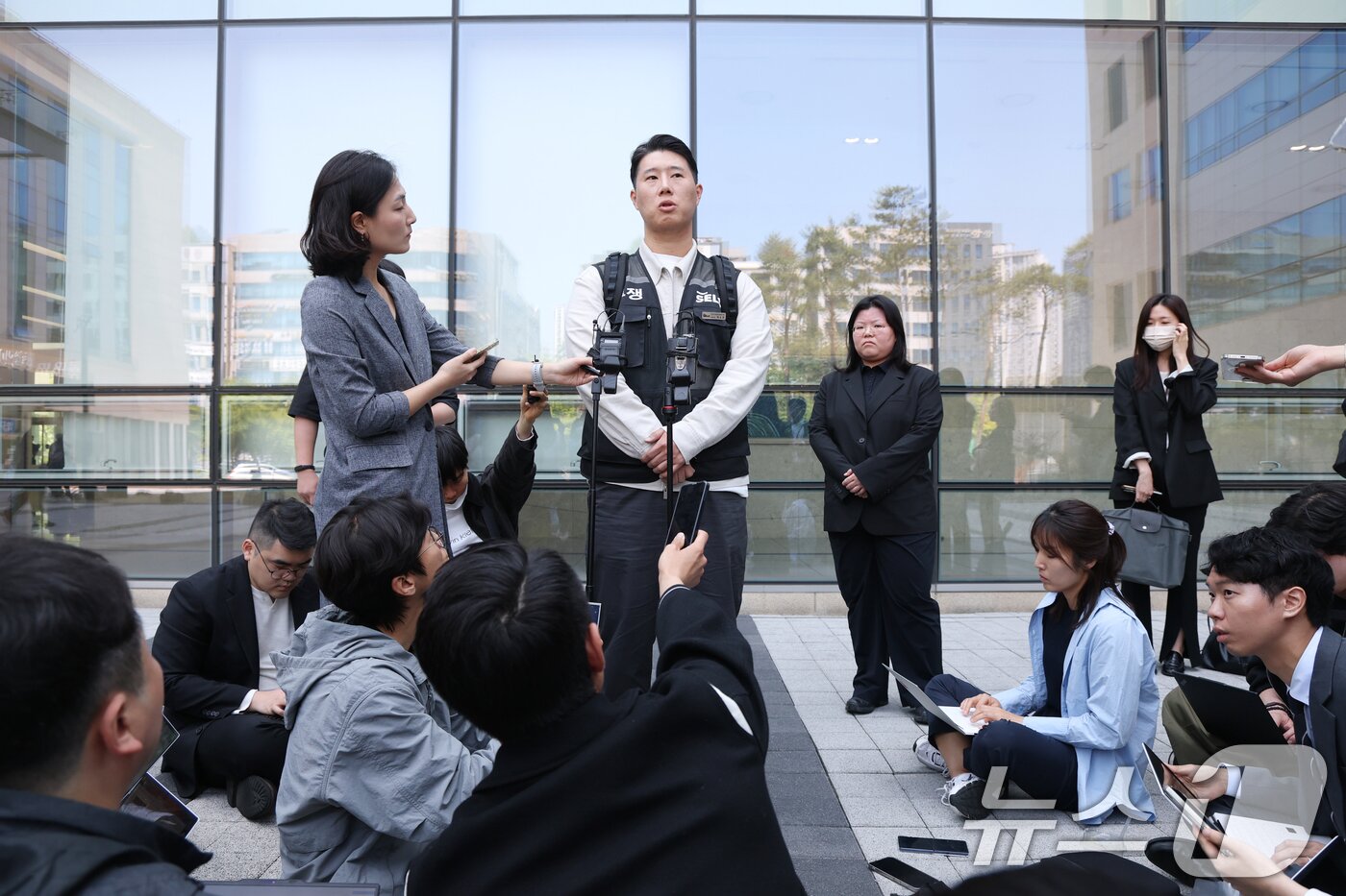 본문 이미지 - 최승호 초기업노조 삼성전자지부 위원장이 13일 경기 수원시 영통구 수원지방법원에서 열린 삼성전자 노조 위법 쟁의행위 금지 가처분 신청 2차 심문을 마치고 나와 취재진의 질문에 답하고 있다. 2026.5.13 ⓒ 뉴스1 김영운 기자