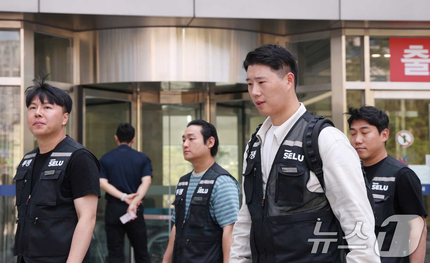 (수원=뉴스1) 김영운 기자 = 최승호 초기업노조 삼성전자지부 위원장이 13일 경기 수원시 영통구 수원지방법원에서 열린 삼성전자 노조 위법 쟁의행위 금지 가처분 신청 2차 심문을 …