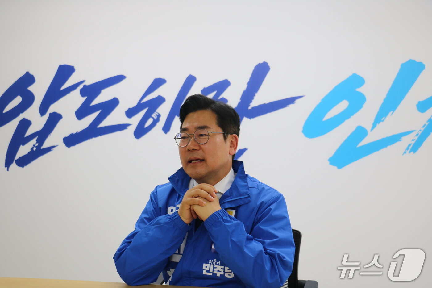 본문 이미지 - 박찬대 더불어민주당 인천시장 예비후보가 지난 11일 인천 미추홀구 선거사무실에서 진행된 인터뷰에서 질문에 답하고 있다.2026.5.11/뉴스1