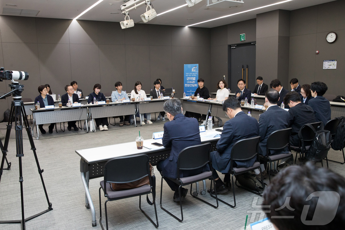 (서울=뉴스1) = 배경훈 부총리 겸 과학기술정보통신부 장관이 13일 연세대학교에서 열린 제5차 과학기술인재 육성‧지원 기본계획 권역별(수도권) 간담회를 주재하고 있다. (과학기술 …