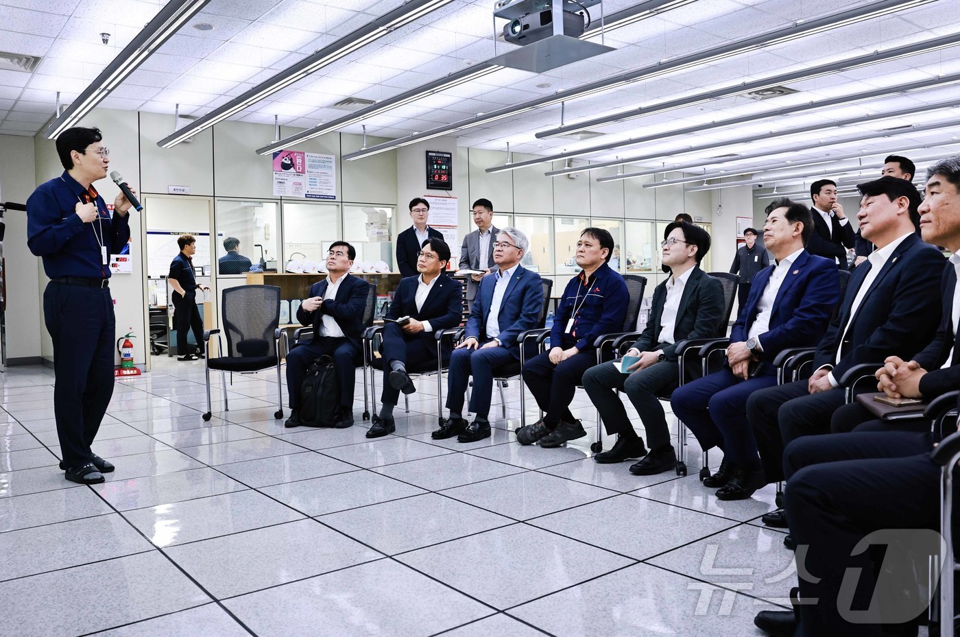 (서울=뉴스1) = 김정관 산업통상부 장관이 13일 오전 석유화학 AX 실증산단 구축사업의 선도공장인 울산 SK에너지 공장을 방문해 관계자로부터 회사 운영현황 및 애로사항을 청취하 …