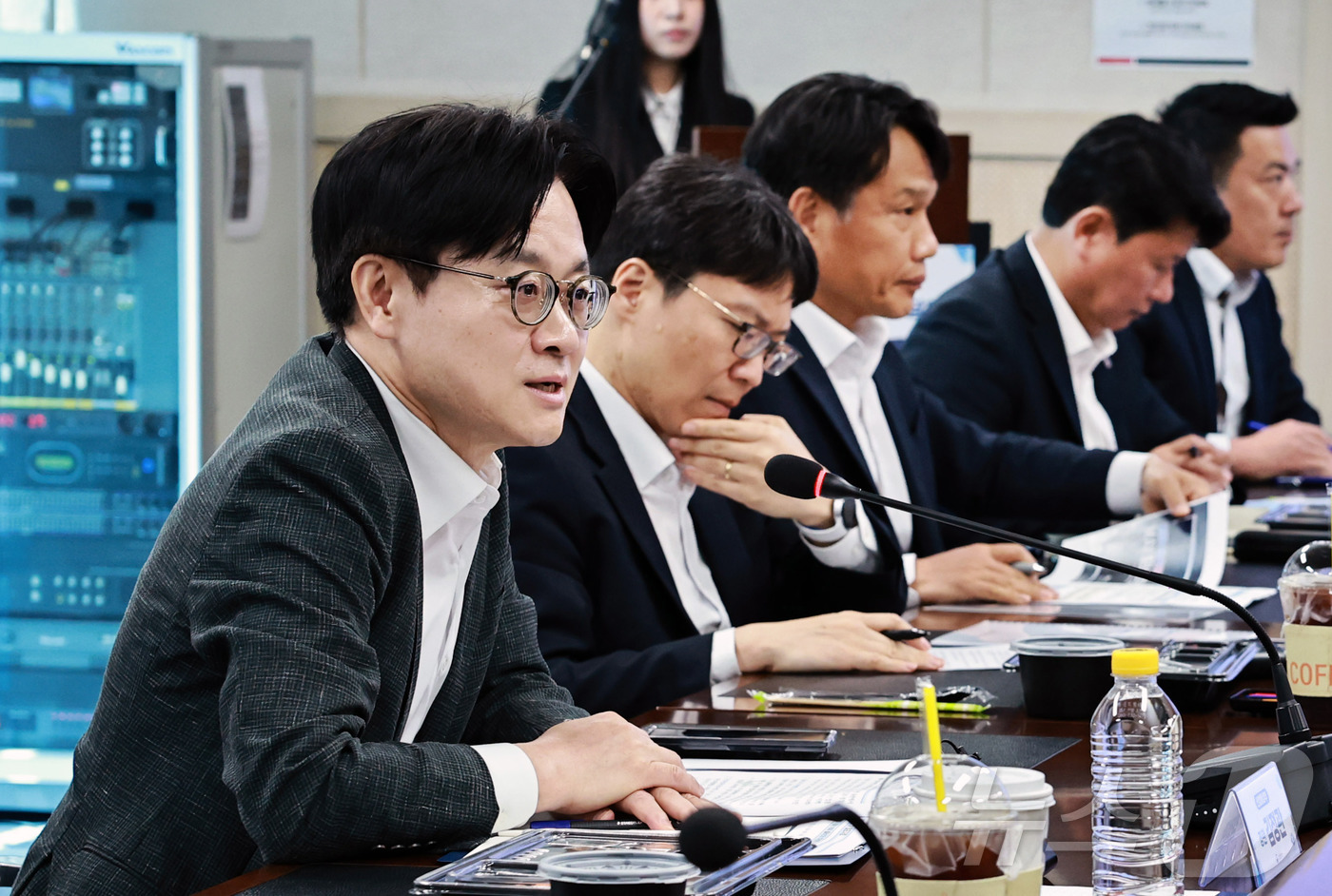 (서울=뉴스1) = 김정관 산업통상부 장관이 13일 오전 울산정보산업진흥원 회의실에서 열린 울산·미포 MINI 얼라이언스 간담회룰 주재하고 있다. (산업통상부 제공. 재판매 및 D …