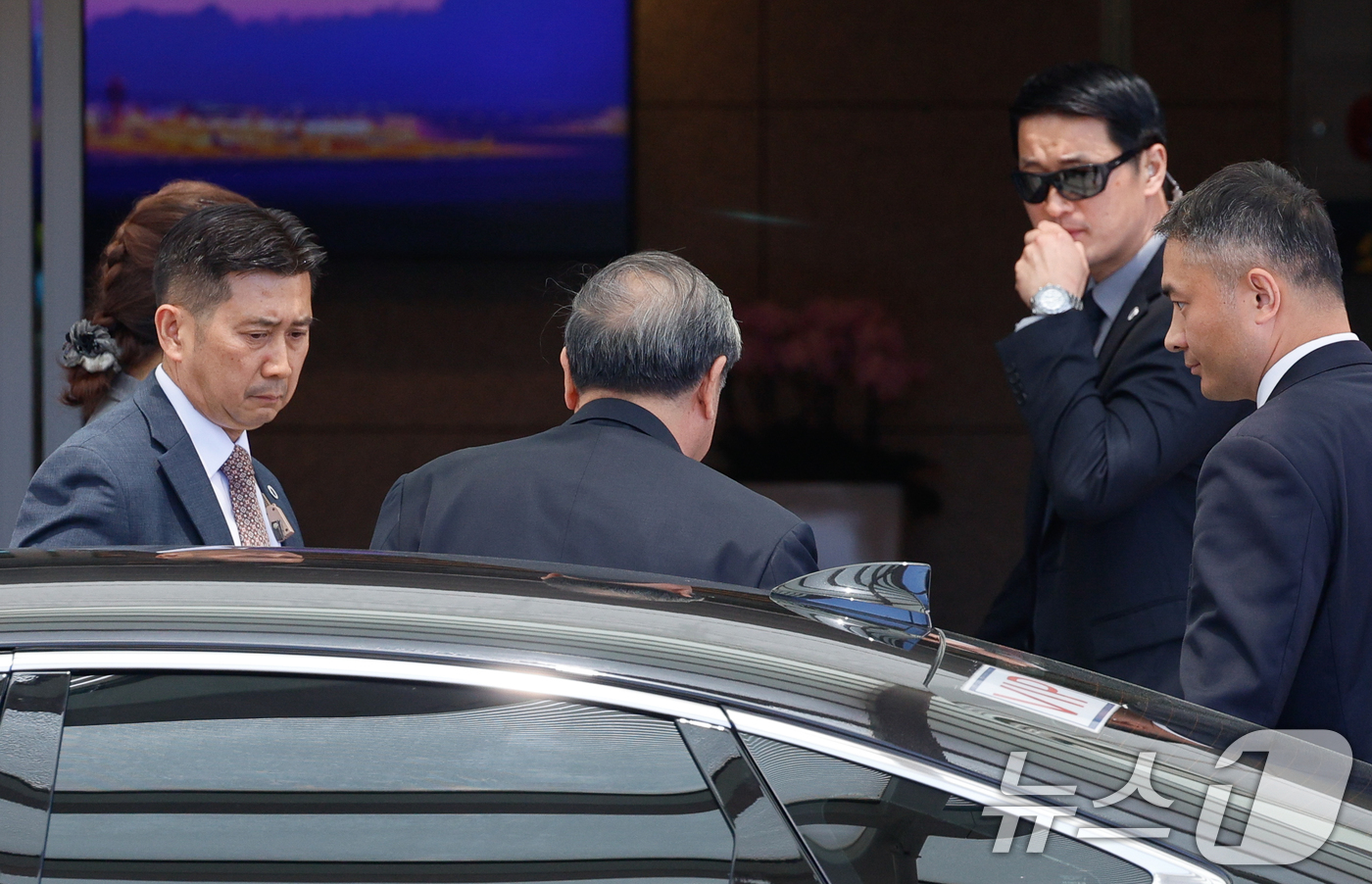 (인천공항=뉴스1) 안은나 기자 = 허리펑 중국 국무원 부총리가 13일 미중 정상회담을 앞두고 스콧 베선트 미국 재무부 장관을 만나기 위해 인천국제공항 1터미널 귀빈실로 들어서고 …
